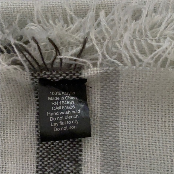 Like New Just Cozy Blanket Scarf - Picture 3 of 3